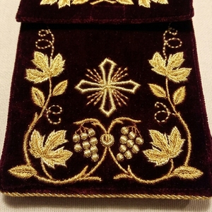 Pochette de Luxe en Velours pour Pyx de Cérémonie, Broderie Main Fil d'Or, Sac Liturgique pour Clergé, Étui de Communion Catholique - Product Image 4
