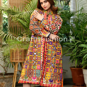 Chaqueta Larga Boho Gypsy Única en su Tipo - Talla Grande, Transpirable, con Bordado y Perlas, Estilo Tribal Vintage, Abrigo de Invierno con Parches - Product Image 1