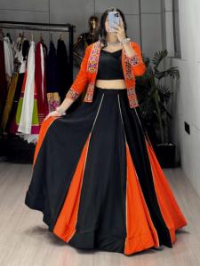 Conjunto de Lehenga Choli y Koti listo para usar, especial para Navratri, en rayón y algodón, con trabajo de espejo Kutchi, encaje Gota Patti y detalles Patta. - Product Image 2