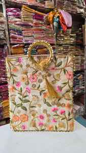 Bolsas de regalo tradicionales para bodas de mujeres, recuerdos de Haldi y Mehendi, bolsas de regalo para novios, recuerdos indios de Sangeet, Mehndi y Nikkah. - Product Image 4