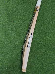 Bate de Críquet Ihsan Sports Serie Clásica Edición Emperador, Ligero, 40 mm de Grosor, Madera de Sauce Inglés, con Funda y Agarre Adicional - Product Image 3