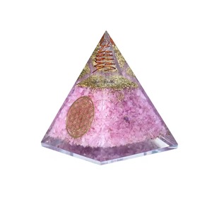 Pyramide en quartz rose, orgonite, cristal, décoration d'intérieur, incrustée d'éléments en or et en cuivre, décoration en éclats de pierres précieuses naturelles - Product Image 3