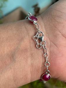 กำไลข้อมือทับทิมทรงรีประดับขอบเงินแท้ งานแฮนด์เมด เครื่องประดับอัญมณีสำหรับผู้หญิง เครื่องประดับชั้นดี - Product Image 3