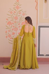 Robe de soirée en georgette de créateur avec broderie de perles, manches longues et dupatta en zari – Tenue ethnique élégante pour les fêtes - Product Image 3