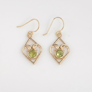 Pendientes Colgantes de Peridoto Natural, Geométricos, de Latón, Chapados en Oro, con Forma de Corazón, Hechos a Mano, Regalo para Mujer, Joyería Minimalista - Product Image 5