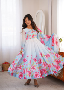 ชุดเดรส Anarkali ผ้าไหมออร์แกนซ่าลายดอกไม้ พร้อมดีไซน์ Potli แบบ Kali Cut Flare และผ้าคลุมไหล่ Gota Patti สำหรับงานเฉลิมฉลองสำหรับผู้หญิง (PY 308) - Product Image 2