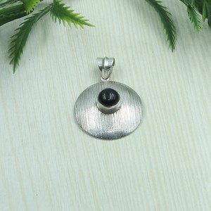 Colgante redondo de plata de ley 925 con ónix negro, hecho a mano, con textura, colgante circular llamativo, joyería minimalista, regalo para mujer - Product Image 1