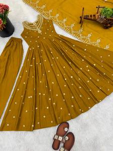 Conjunto de traje Anarkali con dupatta |   Vestido Bordado Color Mostaza Dorado para Bodas y Eventos Festivos - Product Image 2