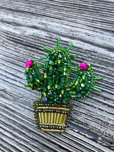 Broche Bordado a Mano con Cuentas, Pin Decorativo de Moda con Elegantes Detalles de Cuentas de Cristal, Bordado Artesanal Único - Product Image 1