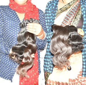 ผมแท้ 100% แบบ Double Weft  แบบมัดเป็นช่อ  ลอนธรรมชาติ สีดำ  แบบหยิกฟู  แบบลอนลึก  ผลิตจากผมที่ยังมีหนังกำพร้าผมอยู่  สำหรับต่อผม - Product Image 5