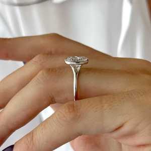 Bague de fiançailles en or blanc 14 carats à double sangle, sertie d'un diamant de laboratoire coussin allongé de 3 carats, style Art Déco, certifiée IGI - Product Image 2