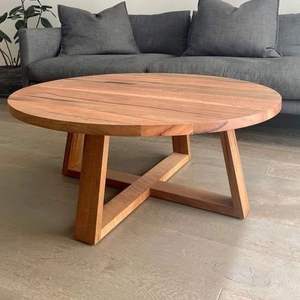 Table basse fonctionnelle en bois minimaliste offrant un design épuré et une construction fiable en bois massif - Product Image 3