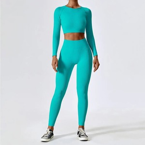 Ensemble de yoga élégant pour femmes, logo uni sur le devant, tissu extensible doux, respirant, confortable, ensemble 2 pièces de haute qualité, taille élastique - Product Image 1