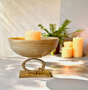 Cuenco de lujo con acabado de mármol sobre un pedestal de anillo dorado texturizado para exhibiciones elegantes tipo pilar. Disponible a precios de mayorista. - Product Image 1