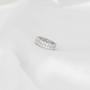 แหวนเพชรทรงเอเมอรัลด์คัทเพาะเลี้ยงในห้องปฏิบัติการ แบบ Eternity Band สำหรับงานแต่งงาน ทองคำแท้ 14K ความกว้าง 5.7 มม. รับรองโดย IGI ผลิตอย่างยั่งยืนสำหรับเจ้าสาว - Product Image 3