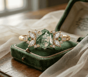 Anillo de Joyería Fina de Oro Sólido con Preciosa Gema Verde Leo de Corte Hexagonal, Diseño Exclusivo y Lujoso - Product Image 3