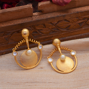 Boucles d'oreilles pendantes contemporaines plaquées or pour femmes, bijoux indiens faits à la main en acier inoxydable pour fiançailles et anniversaire - Product Image 6