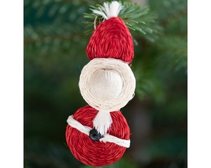 Ornement suspendu artisanal en rotin Père Noël (rouge, blanc et noir) pour la décoration rustique de l'arbre de Noël - Product Image 1