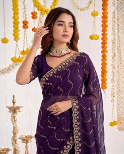 Sari de Seda Morado con Bordado Dorado, Traje Tradicional Indio para Bodas, para Mujer, Largo hasta el Suelo, Corte Regular, Protección Solar - Product Image 4
