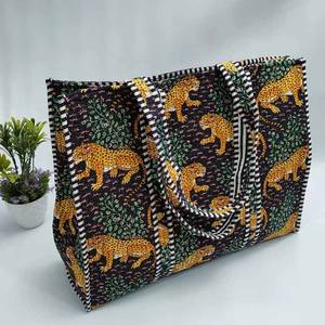 Sac fourre-tout matelassé en coton avec imprimé illustration oiseaux botaniques, fait main, grand format, écologique, vente en gros, pour la plage, le week-end et les courses - Product Image 3