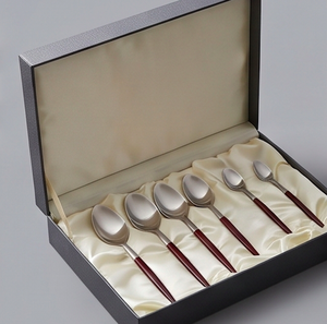 Ensemble de couverts modernes en argent avec manches en plastique rouge, compatibles lave-vaisselle, pour un usage quotidien et les occasions spéciales - Product Image 4