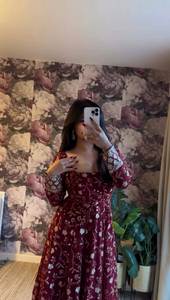 Cette collection de robes Anarkali / ensembles Kurti faciles à porter pour Karva Chauth / anniversaire de mariage, de chez SHREE INDIAN EXPORTS, est spéciale et idéale. - Product Image 2