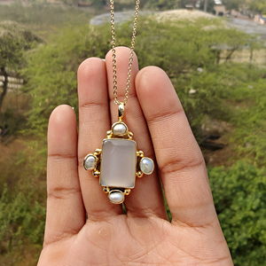 Collier pour femme en laiton plaqué or 18 carats, serti de pierres de lune blanches naturelles de style vintage avec accent de perle, idéal pour les soirées. - Product Image 4