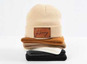 Gorro personalizado para recién nacido: Gorro de punto personalizado con parche de nombre grabado en cuero, regalo de Navidad - Product Image 2