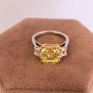 Bague de fiançailles en or blanc 10K massif, sertie d'un diamant CZ jaune canari taille Asscher avec découpe trapézoïdale latérale, double griffe taille Asscher - Product Image 1