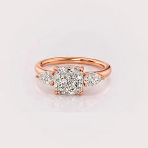 Anillo de compromiso de tres piedras con diamante cultivado en laboratorio de corte cojín en oro rosa de 14K con piedras laterales en forma de pera, anillo de promesa de boda - Product Image 1