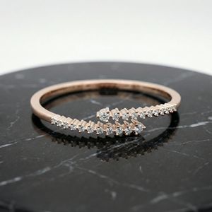 กำไลข้อมือผู้หญิงประดับเพชรแล็บโกรว์รูปหัวใจสีทอง ดีไซน์โรแมนติกจากแรงบันดาลใจรูปหัวใจ ทำจากเงินสเตอร์ลิง เหมาะเป็นของขวัญสำหรับงานแต่งงานหรืองานเลี้ยง - Product Image 5