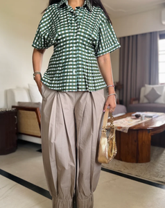 ชุดเสื้อเชิ้ตเข้ารูปและกางเกงทรงบอลลูน - สีเขียวเอิร์ธกรี - Product Image 4