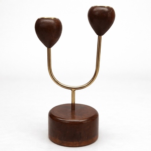 Candelabro de metal con base de madera y dos copas, con puntas únicas en forma de vaina de semilla para una decoración elegante del hogar. - Product Image 1