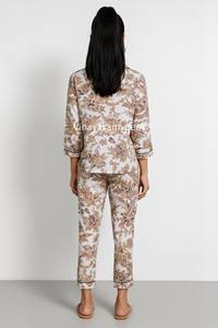 Conjunto de Pijama de Algodón Estampado a Mano de Lujo para Mujer con Elegante Motivo Floral Botánico en Tonos Tierra, Dorado y Beige para Verano - Product Image 4