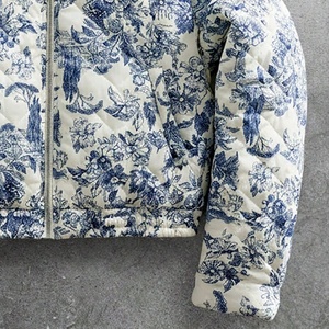 Blouson matelassé bleu floral personnalisé pour homme, manteau d'hiver en duvet matelassé, fermeture éclair, col montant, léger et chaud, veste d'extérieur. - Product Image 5