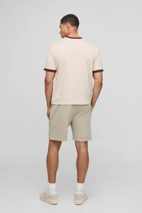Camiseta de Manga Corta Beige para Hombre con Ribete en Contraste Borgoña, Cuello Redondo, Corte Regular, Estilo Casual, de Algodón Jersey - Product Image 3