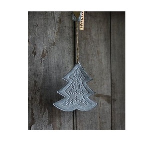 Ornement de Noël suspendu en métal fait main avec un design festif unique pour la décoration de l'arbre et les expositions de fêtes - Product Image 1