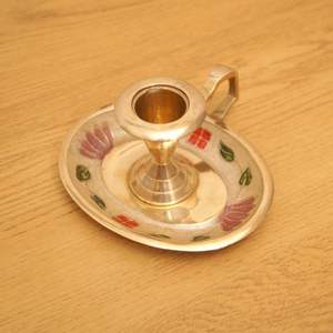 Élégant porte-bougie en laiton avec plateau de base, finition antique, support de bougie en métal fait main pour la décoration intérieure et la mise en scène de table - Product Image 2