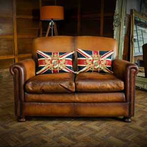 Sofá Chesterfield de Dos Plazas al Por Mayor con Estilo Clásico Tetrad Prince en Cuero Marrón Antiguo, Duradero, a Precio de Exportación - Product Image 1