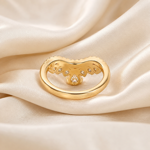 Bague en or jaune 10 carats avec diamant de laboratoire en forme de poire et motif chevron |   Bague élégante en V incurvée empilable pour femme, idéale pour un anniversaire de mariage - Product Image 4