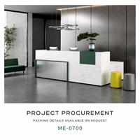 Bureau de réception moderne en L en bois avec surface aspect marbre blanc, accent vert et façade grise côtelée pour projets de hall d'entrée