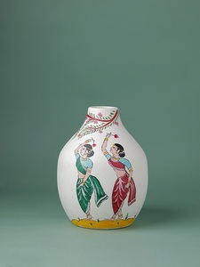 Jarrón de Cerámica Pintado a Mano con Diseño de Bailarines Gopis, Ecológico, para Flores Frescas o Secas - Product Image 1