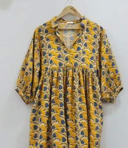 Robe tunique mi-longue pour femme, faite à la main, 100% coton, respirante, écologique, tie-dye |   Motif floral, col en V, manches bouffantes, naturel - Product Image 6