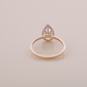 Anillo de Compromiso y Boda con Diamante Cultivado en Laboratorio en Forma de Pera, Certificado por IGI, con Halo Oculto y Banda Pavé en Plata de Ley 925 - Product Image 4