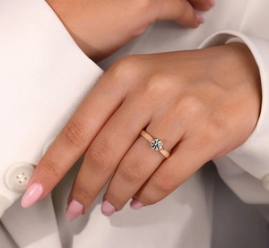 Anillo de compromiso solitario de banda ancha con diamante cultivado en laboratorio CVD de corte redondo, color E, claridad VS1, 1 quilate, oro amarillo de 18 quilates, certificado por IGI - Product Image 4