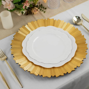 Assiette de présentation cannelée dorée Radiant Gold avec bord texturé effet soleil, pour la décoration de table de dîner lors d'événements de mariage - Product Image 3