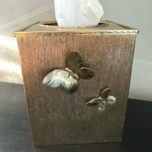 Boîte à mouchoirs en bois de style artisanal avec accent papillon, idéale pour la décoration intérieure et la chambre d'hôtes, vente en gros depuis l'Inde - Product Image 1