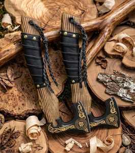Hacha Vikinga de Acero al Carbono Forjada a Mano, Mango Tallado a Mano Personalizado OEM, Hacha con Cuchilla Afilada, Funda de Cuero, Hachas para Camping y Bushcraft - Product Image 5