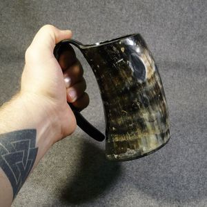 Tazas Nórdicas Legendarias con Diseño de Cuerno que Traen el Espíritu Antiguo a las Mesas Modernas con un Toque Artesanal, Grano Distintivo y Elegancia Atemporal - Product Image 1