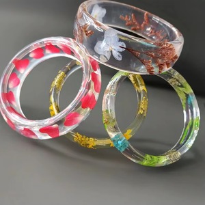 Brazalete de Resina con Diseño Floral Redondo, Joyería Artística Hecha a Mano con Resina Epoxi, Patrón Floral Prensado Real - Product Image 2